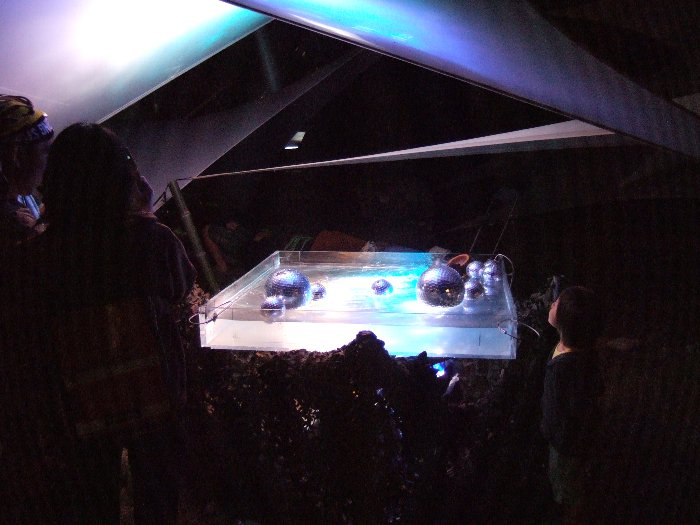 水槽にミラーボールを浮かべ、ライトを当てています。