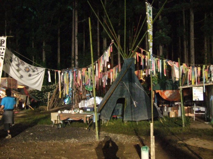 初日午後11時50分ごろ。フィールド・オブ・ヘブンの公演は終わっていますが、オレンジ・コートで午後11時からオールナイト・フジがあるので、照明はついたままです。