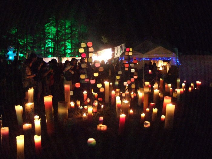 ワールドレストラン入り口のろうそく群を点灯したところ。午後9時ごろ。