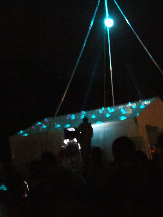 観客スペースの真ん中にあるブースの上にもミラーボールがあり、当てられる光の色も変わっていきます。 