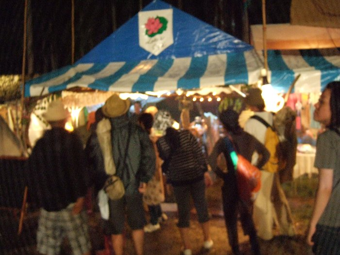 夏といえども標高1000メートルの山中なので、夜は涼しいというより寒い。あつものがよく売れます。 