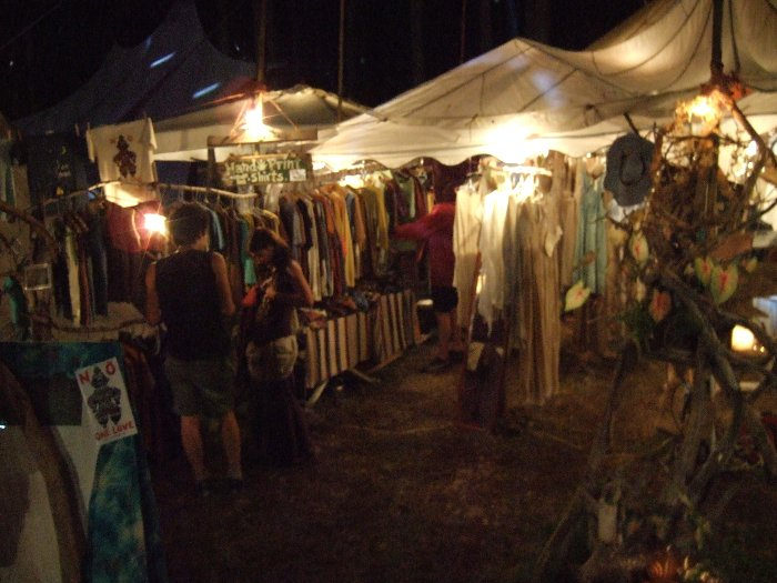 数少ない営業中の服飾店。もともと、服飾店自体がフィールド・オブ・ヘブンかアバロン・フィールドくらいにしか存在しませんが、アバロン・フィールドは恐らく全店閉店しているので、深夜営業をしているのはフィールド・オブ・ヘブンの数店だけだと思われます。