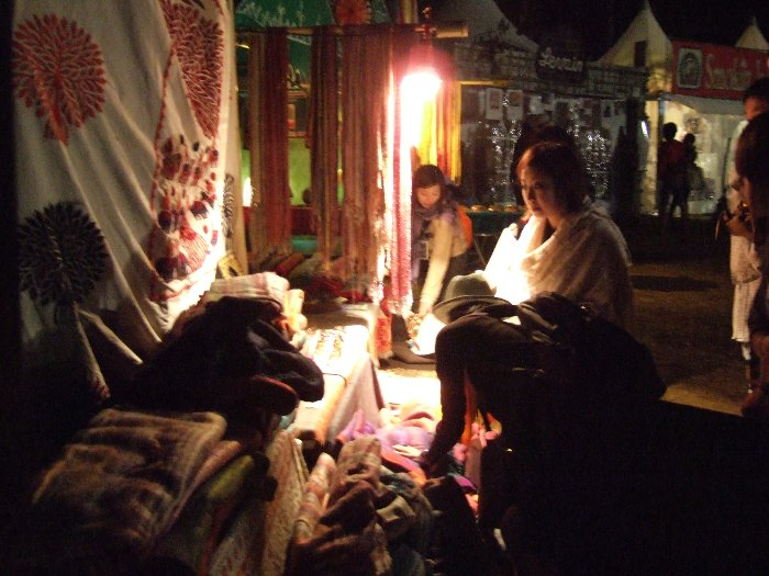 寒くなったらフィールド・オブ・ヘブンでストールを買うのも一手でしょう。ここも深夜の3時や4時まで営業しているかどうかは分かりませんが。