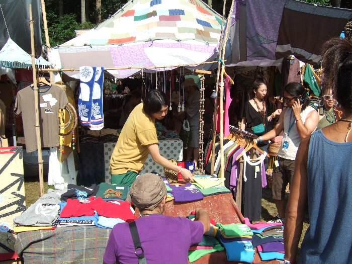 服飾店。アジアや南米の露店の雰囲気。