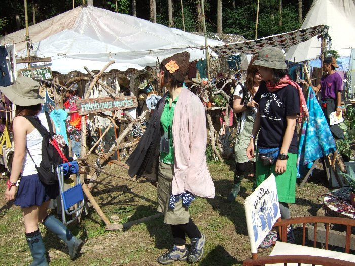 オブジェやいすの間を縫うように歩く客。