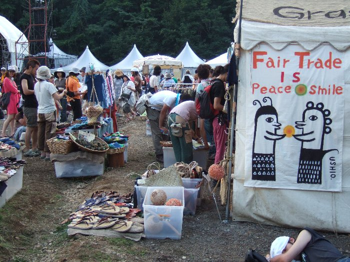 オレンジ・コートへの通路に近いフェア・トレードの店。服飾雑貨中心。 