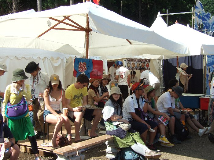 ステージの右側にあるピザ店「さくらぐみ」。座って食べるためのいすがあります。