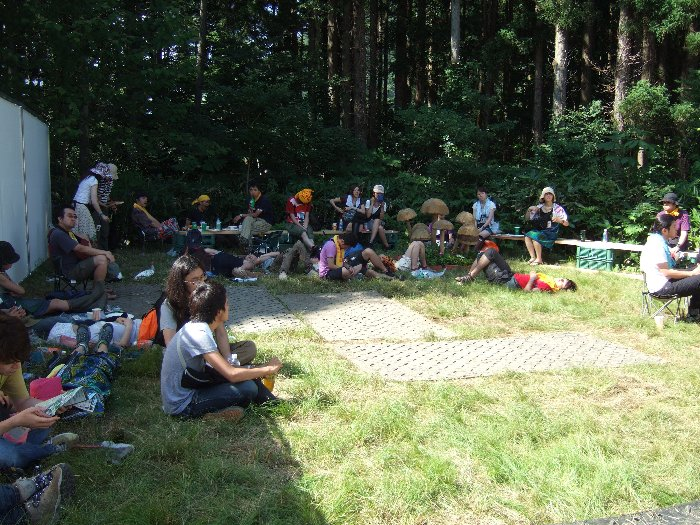 アーティスト・グッズ売り場の右にある空間。何もないところはだいたい休憩所のようになります。