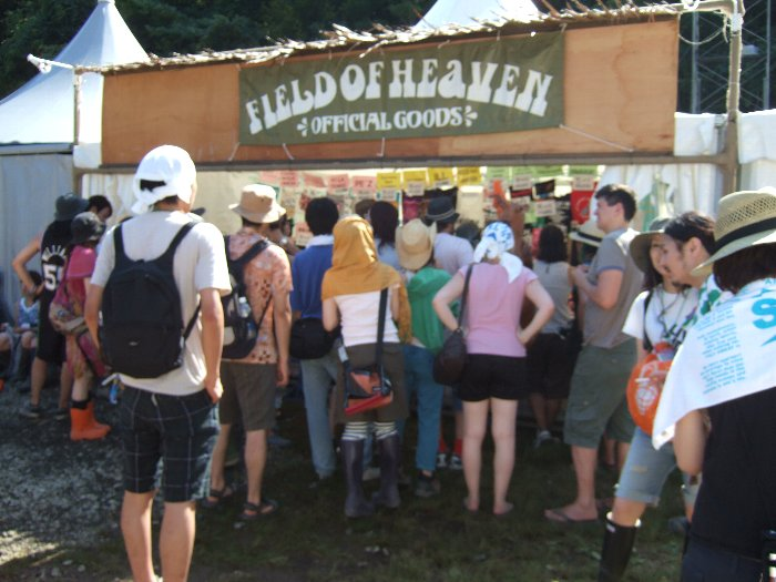 例年ステージの右側にあるアーティスト・グッズ売り場。