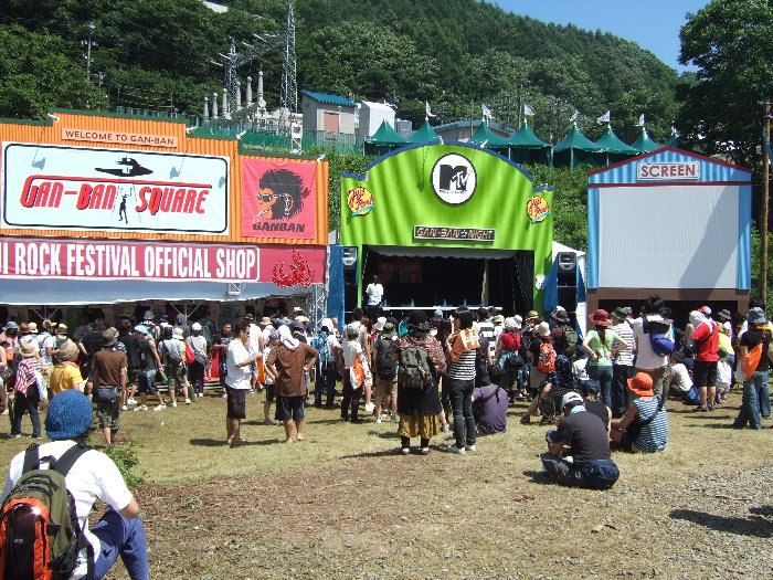 岩盤ショップとDJブースとスクリーンというセットは変わりません。 