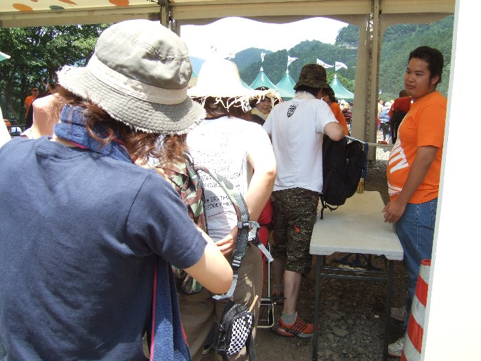 入場ゲートでリストバンドチェックと荷物チェックがあります。