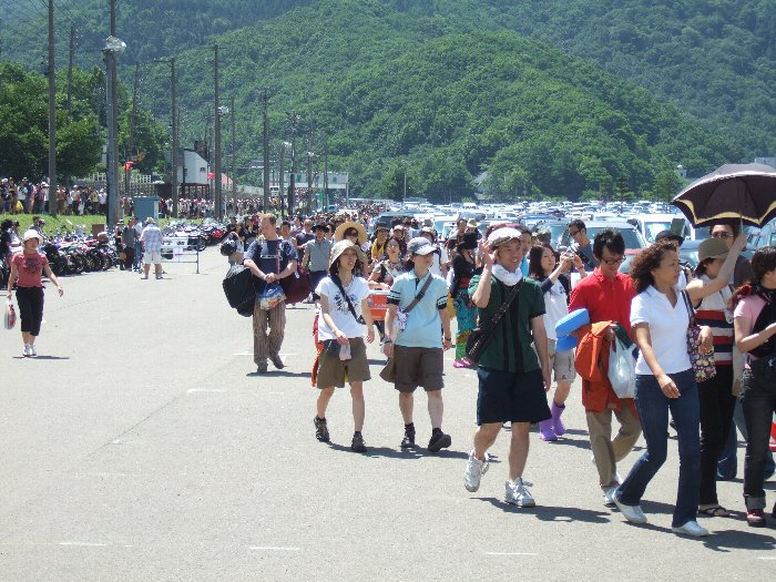 初日の朝、苗場旅館街から会場入りする人の行列。 