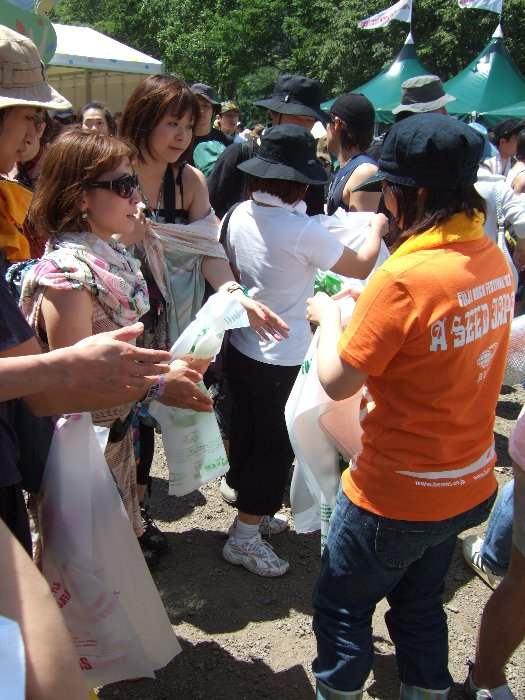 ごみ袋の配布。荷物の雨濡れ防止などにも役立つので、必ずもらうのが賢明です。 
