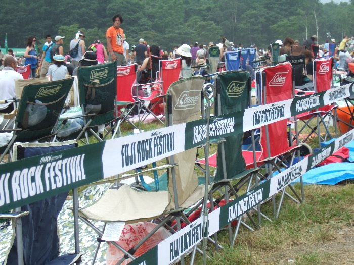 コールマンの嵐。フジ・ロック会場内のシェアは9割以上ではないだろうか。これだけ多いと、自分のいすであることを確かめる目印が必要です。キャンプサイトのテントと同じように。