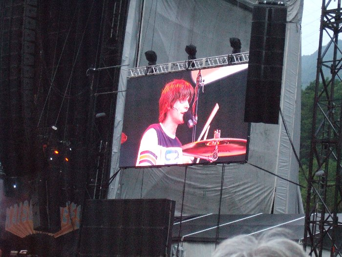 オフィシャル・グッズのTシャツを着て演奏するカイザー・チーフスのドラム。