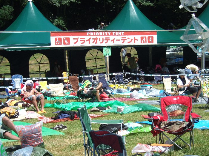 ステージからはかなり遠いところにある優先テント。ステージを見るというより映像を見るという感じです。