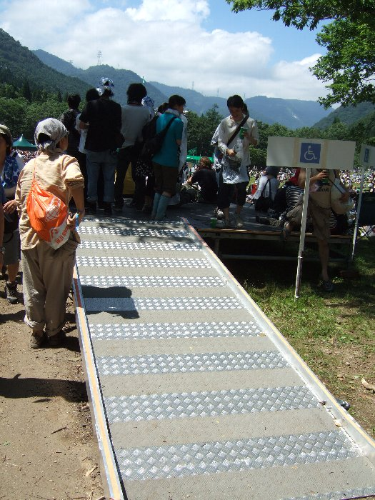 あまり使われない車いす用スペース。年ごとにスロープの質が上がっています。 