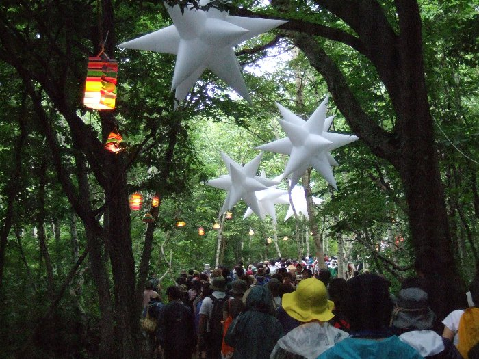 途中から木々に覆われ、暗くなる通路。