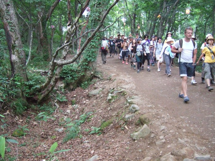 通路にあるかなり深いがけ。深さ1メートルくらいはあります。夜は危険です。