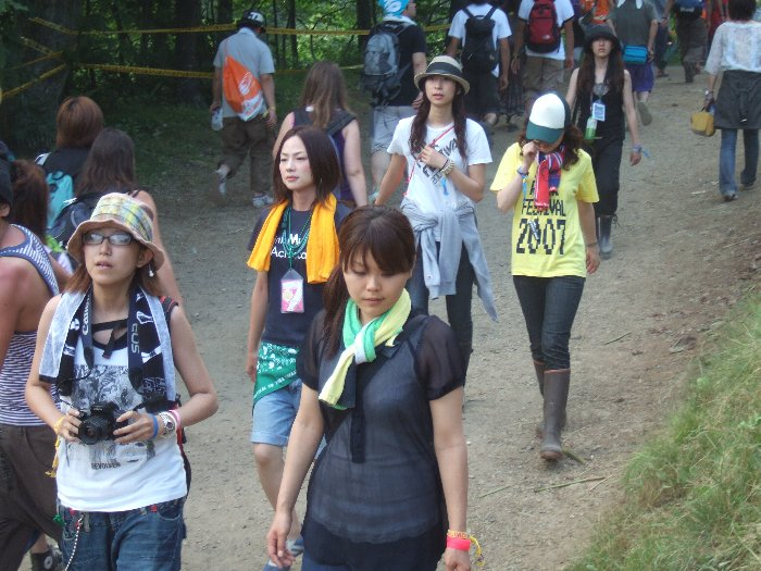 キッズランドの下。手前がグリーン・ステージ側。