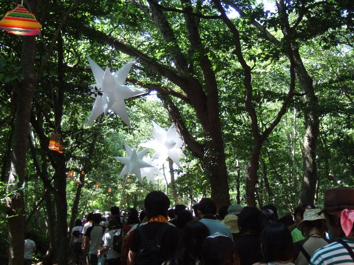 1日目の昼に通過したときは白い物体がオブジェだと思っていましたが、夜になると光ることになります。