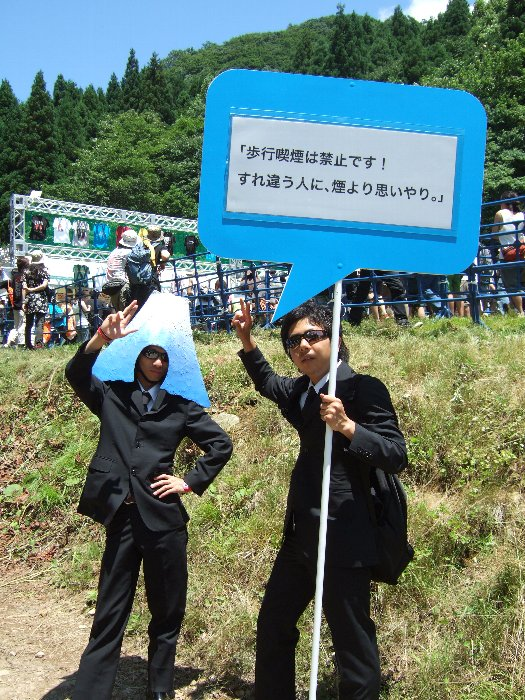 会場内のいたるところに現れる喫煙マナー啓発の2人組。事実上のタバコメーカーの宣伝。