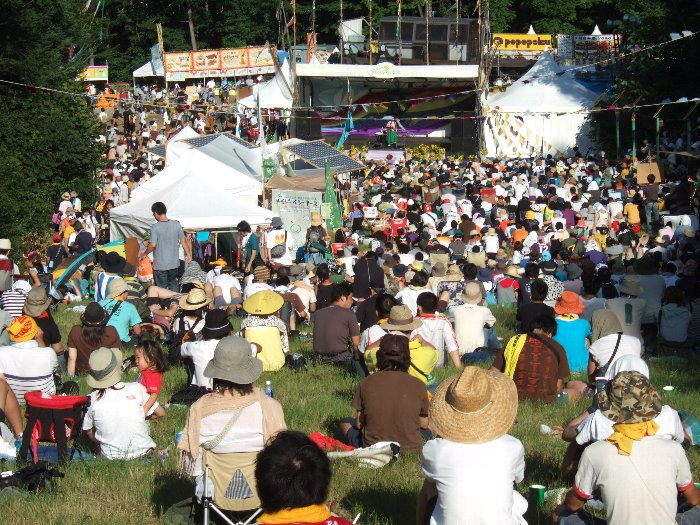 ジプシー・アバロンのステージ。フジロックフェスティバルのステージで唯一、座って見るステージです。