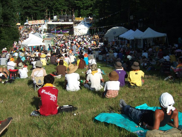 後方から撮影。このあたりになると寝ころんだまま見られます。 