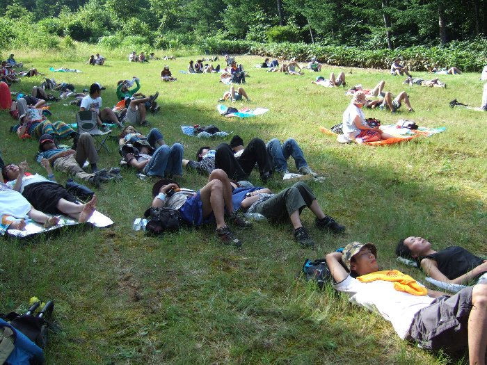 後方で寝ている人たち。