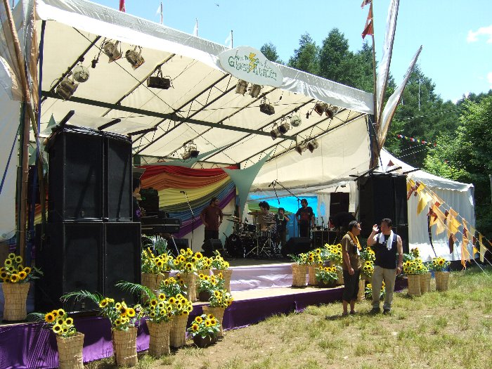 ステージ。比較的小規模な演奏を想定しています。