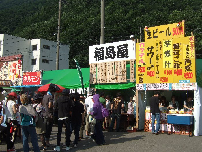 福島屋と居酒屋嘉（黄色の看板）は昨年もこの位置で出店していました。看板もまったく同じです。毎年参加する側からすれば、店のバリエーションを増やしてほしいと思います。 