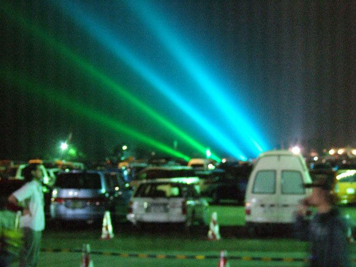 場内駐車場でずっと放射される光。