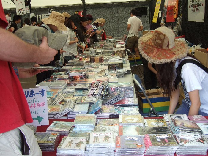 岩盤ショップ。出演するアーティストのCDがだいたいそろっています。日本盤が中心です。