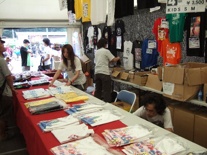 岩盤ショップの中。大きく分けてTシャツ売り場とCD売り場に2分されます。 