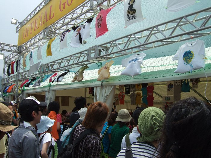 毎年いつものところにある公式グッズ売り場。デザインがいいものから売り切れ、サイズはMとSから売り切れます。残るのは個性が強すぎるデザインやL、XLサイズです。