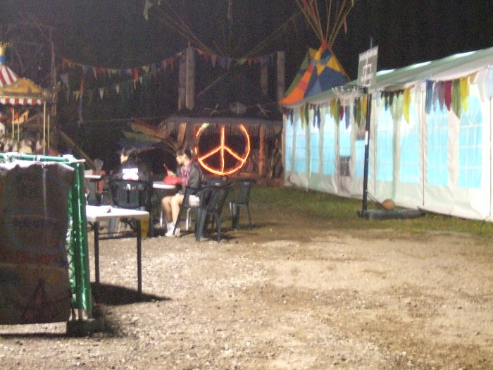 夜間はピースマークが光っていました。 