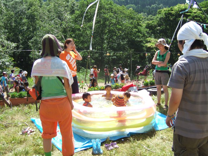 小型プールもあります。毎年設置されているので、着替えまで用意する親もいるでしょう。