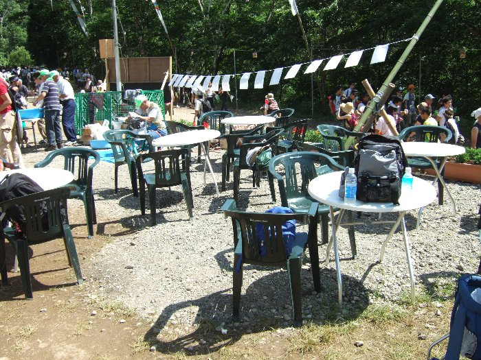 ポン菓子の隣のテーブル。日よけがないので暑い。 