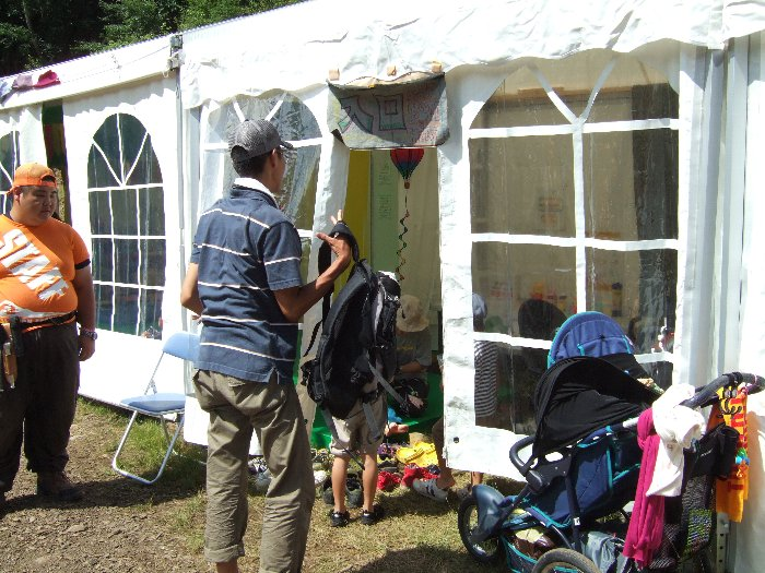 靴を脱いで遊べるテント。遊具もあります。 