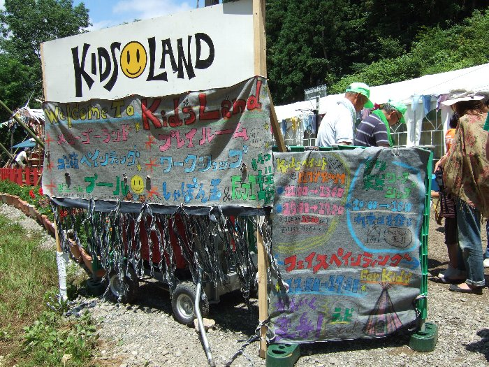 子ども向けイベントも企画されています。カホンとは木箱の打楽器