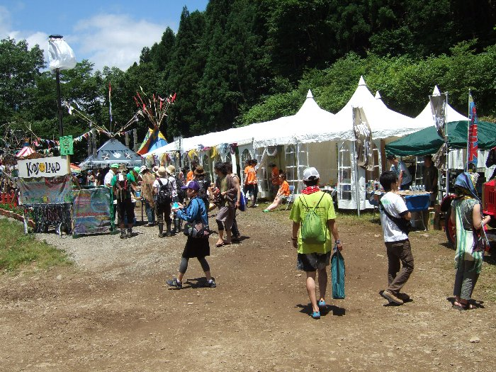 子連れの参加者が子どもを預けて楽しめるように、また子どもが遊べるように設けられたであろうキッズランド。全面禁煙。