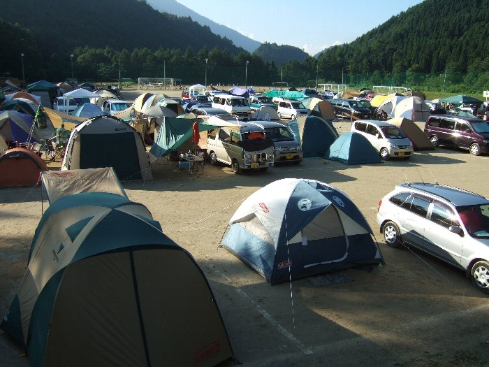 車の隣にテントを張るようです。西側から。