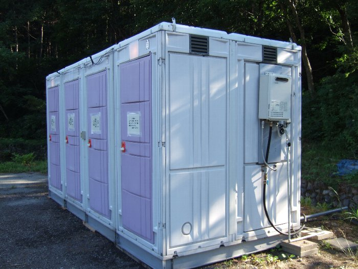 LPガスのボンベと湯沸かし器があるので湯が出るようです。