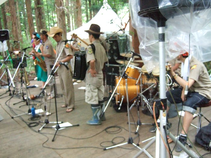 ステージは狭く、あまり動き回れません。