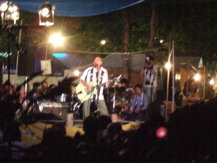 苗場食堂で演奏する三上寛。何度もフジ・ロックに出演しています。70年代フォークのアーティストで何度も出ているのは三上寛くらいです。RCサクセションを70年代フォークとするなら忌野清志郎も何度も出ていますが、忌野清志郎を70年代フォークと思う人はいないでしょう。