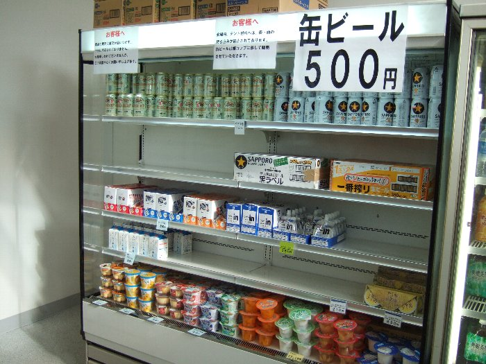 ビール500円は、会場内のハイネケンの値段と同じです。「会場内への缶の持ち込みは禁止」の貼り紙があります。牛乳500ミリリットル200円。ゼリーの類も200円前後。