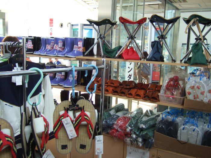 いす、スリッパ、長靴、体操服も売っています。