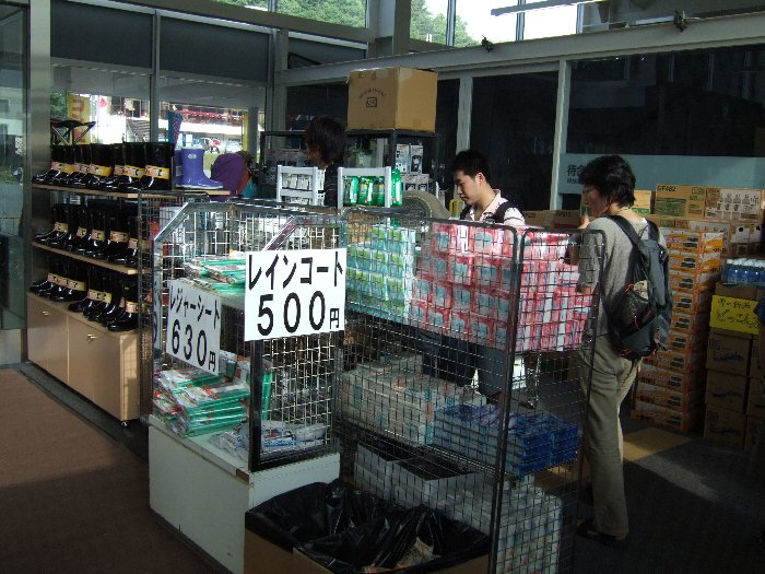 駅やキャンプサイトでも売っているレインコート、レジャーシートなど。キャンプサイトのプリンスホテルならレジャーシートは450円。都市部では100円ショップで売っています。