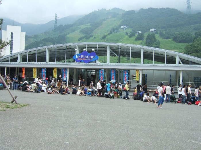 昨年まで場外ショップエリアにあったスキーハウスが取り壊され、新に「N・Plateau」が開業していました。スキーハウスと同様にコンビニエンスストアの役割を果たしていますが、品揃えはホテルの売店程度です。
