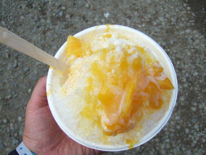 マンゴーと練乳をかけたかき氷。500円。